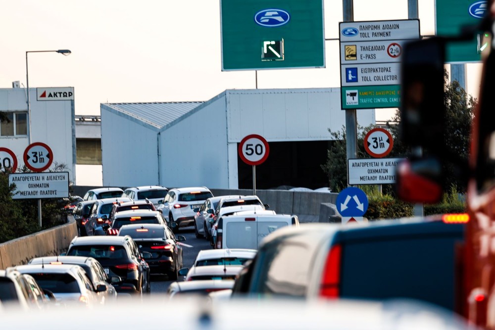 Συνελήφθη ο οδηγός του φορτηγού που προκάλεσε το χάος με τα χώματα στην Αττική Οδό