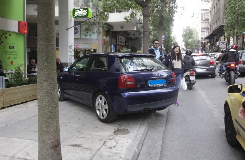 Λεωφόρος Κηφισίας: αυτοκίνητο καβάλησε πεζοδρόμιο και παρέσυρε πεζούς - βίντεο