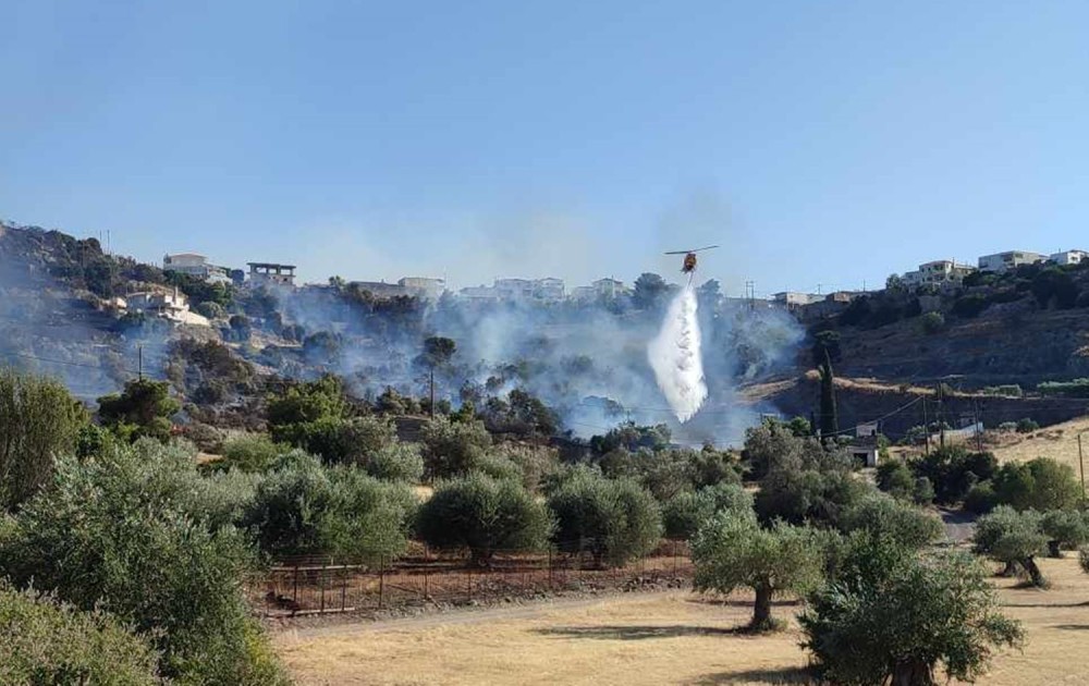 Μάχες των πυροσβεστικών δυνάμεων με τις φλόγες σε Αχαΐα, Αργολίδα και Ηλεία