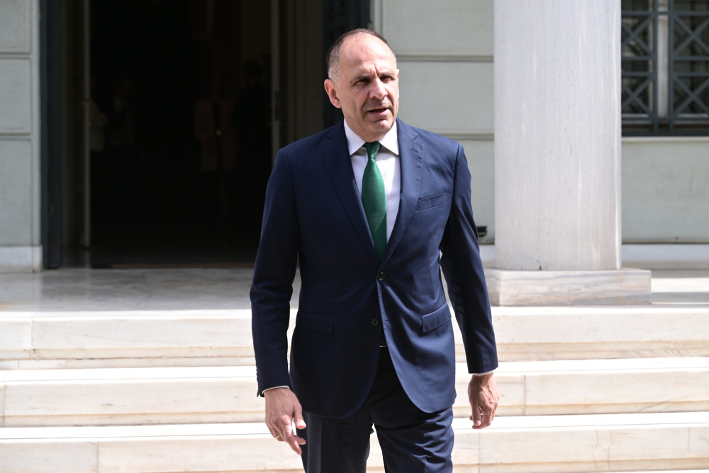 Στη Λιβύη σήμερα ο Γεραπετρίτης - ΑΟΖ και μεταναστευτικό στη «βαλίτσα του»