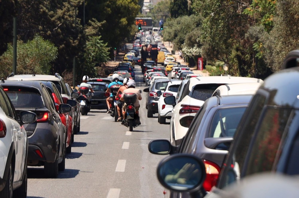 Φωτιά σε αυτοκίνητο στη Λεωφόρο Κηφισίας- Μεγάλες καθυστερήσεις