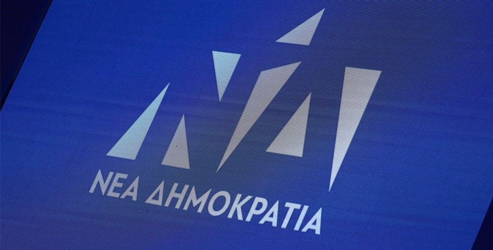 ΝΔ για Τσίπρα: Λειτούργησε ξανά ως μαγαζάτορας με τον Παππά στην πρώτη γραμμή να τον χειροκροτεί