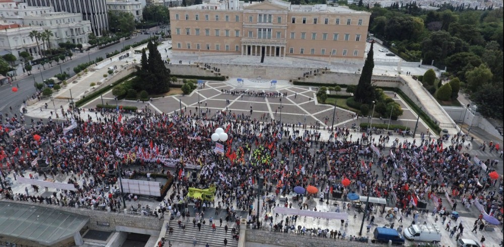 Τι να πει κανείς: στις κινητοποιήσεις για τα Τέμπη με αίτημα για τον… 13ο και 14ο μισθό