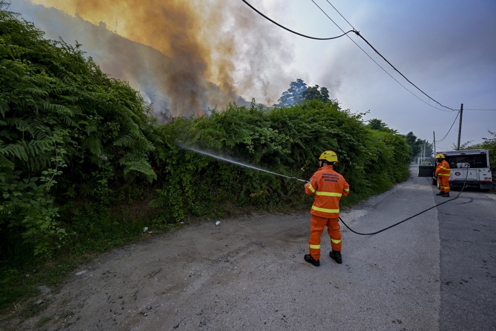 Ιταλία: καταστροφική πυρκαγιά στην Απουλία αναγκάζει σε απομάκρυνση 1.000 τουρίστες