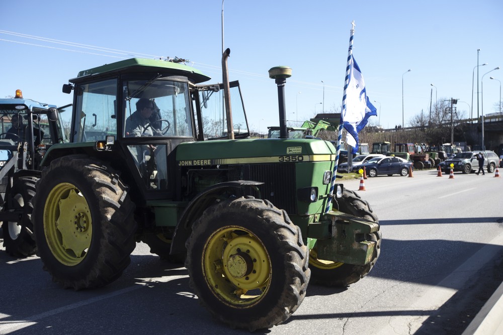 «Ζεσταίνουν» τα τρακτέρ τους οι αγρότες - Τι διεκδικούν με τα μπλόκα σε όλη την Ελλάδα