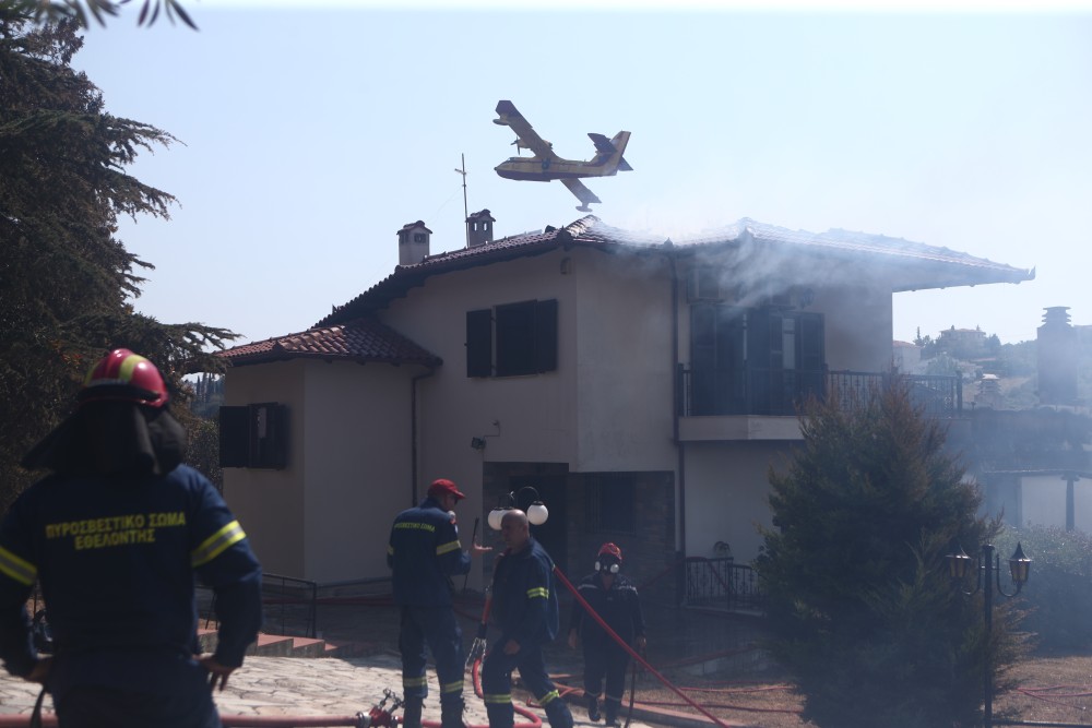 Σε ύφεση οι φωτιές: διάσπαρτες εστίες στον Τρίλοφο - Χωρίς ενεργό μέτωπο  στην Τζια