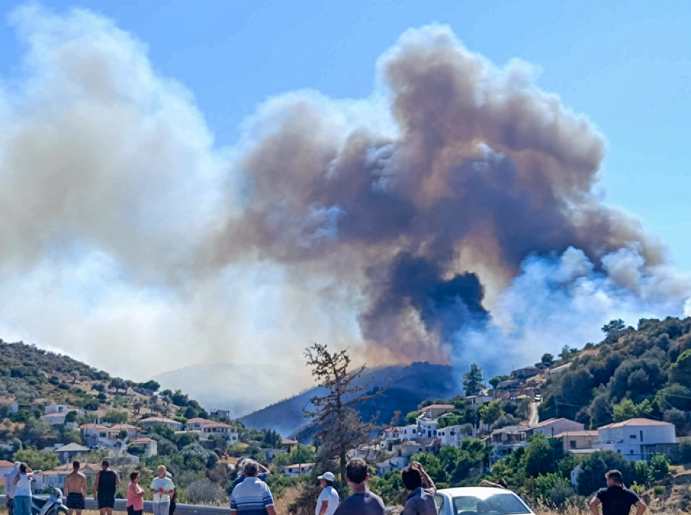 Μαίνεται η φωτιά στην Εύβοια - Νέα μηνύματα από το 112 για εκκένωση