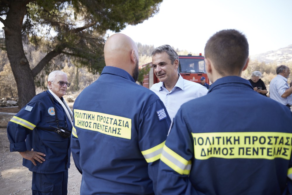 Φωτιά στην Αττική: αυτοψία Μητσοτάκη στις πληγείσες περιοχές της Πεντέλης