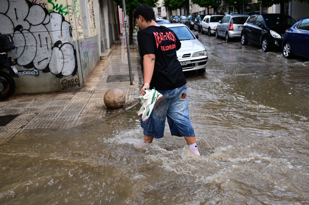 Πυροσβεστική: 154 κλήσεις λόγω καταιγίδων σε Αττική, Καβάλα και Χίο