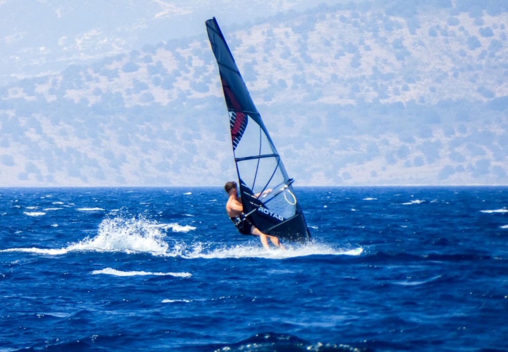 Σκηνές φαρ ουέστ σε beach bar της Χαλκιδικής