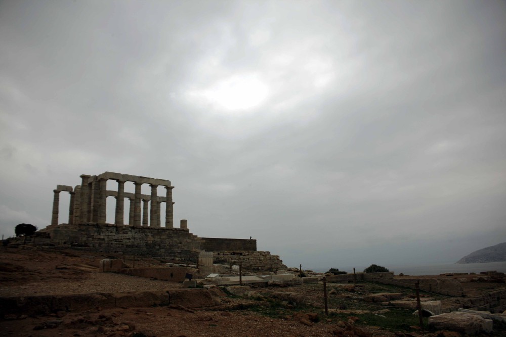 Ο Κυριάκος Μητσοτάκης εγκαινιάζει τον νέο φωτισμό του ναού του Ποσειδώνα στο Σούνιο