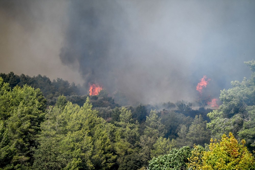 Σε πύρινο κλοιό η Ηλεία: 9 φωτιές από το πρωί - Τραυματίστηκε πυροσβέστης