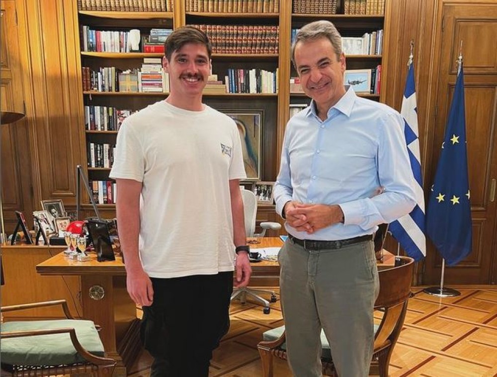 Τον εύζωνα που δάκρυσε στην τελευταία του υπηρεσία συνάντησε ο Κυριάκος Μητσοτάκης