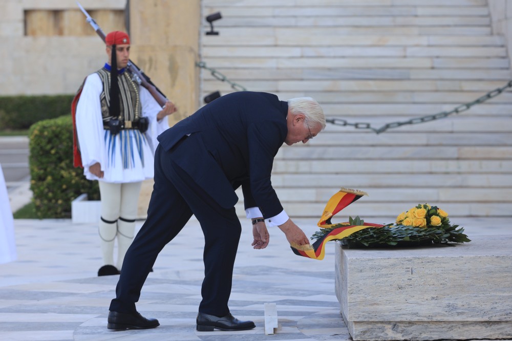 Ο Φρανκ-Βάλτερ Σταϊνμάιερ κατέθεσε στεφάνι στο Μνημείο του Αγνώστου Στρατιώτη