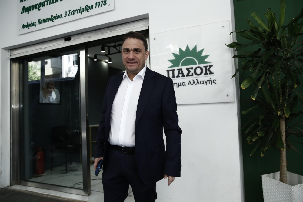 Δεν κερδίζουν έτσι το Κέντρο, σύντροφοι του ΠΑΣΟΚ: ο «πράσινος» ΣΥΡΙΖΑ είναι πάλι εδώ