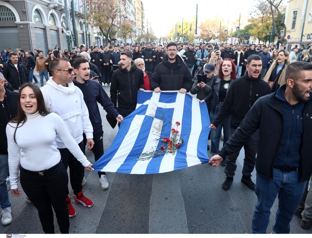 Η αιματοβαμμένη σημαία του Πολυτεχνείου έφτασε στην αμερικανική πρεσβεία – Δεκάδες προσαγωγές