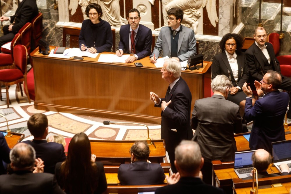 Γαλλία: καταρρέει η κυβέρνηση - Κατατέθηκε η πρόταση μομφής, Τετάρτη η ψηφοφορία