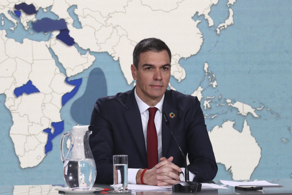 Politico: Σκάνδαλα και μεταναστευτικό υπονομεύουν την πορεία του Πέδρο Σάντσεθ προς τις εκλογές