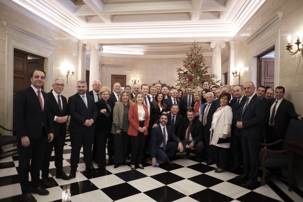 Χαμογελαστοί και δώρα φέροντες οι βουλευτές της ΝΔ στο Μαξίμου (φωτό)