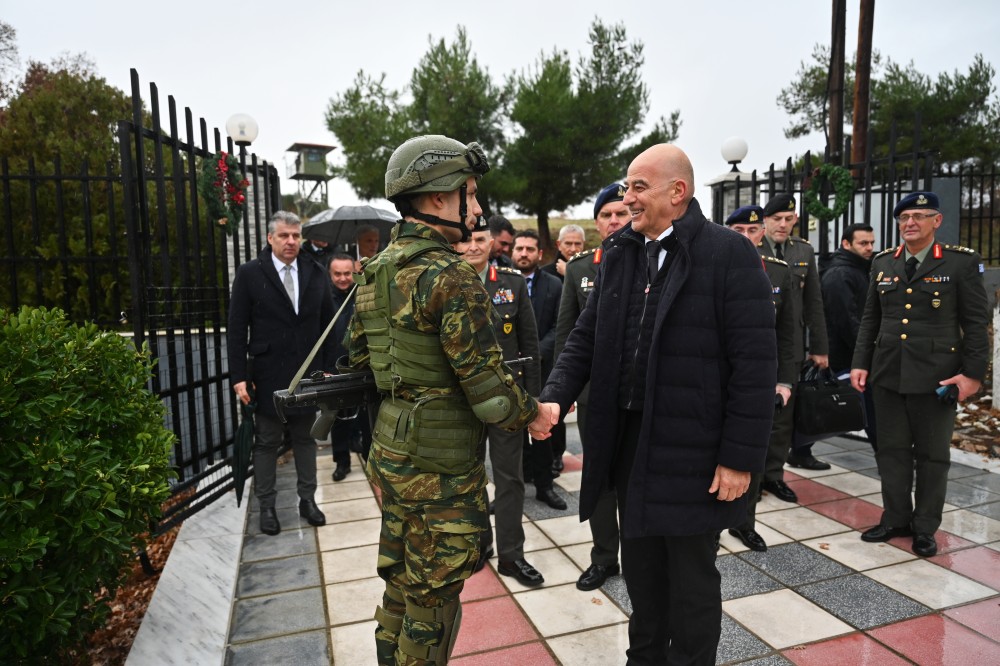 Δένδιας: Υπέγραψε τις προκηρύξεις πρόσληψης 2.000 επαγγελματιών οπλιτών