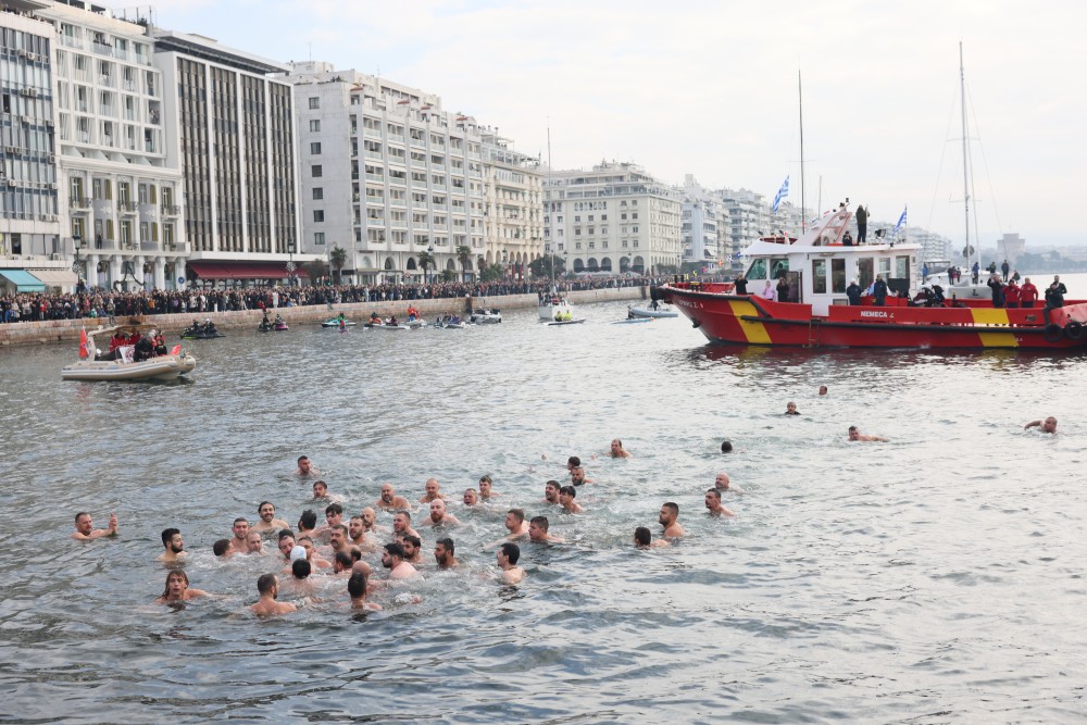 Θεσσαλονίκη: με λαμπρότητα η τελετή καθαγιασμού των υδάτων στο λιμάνι