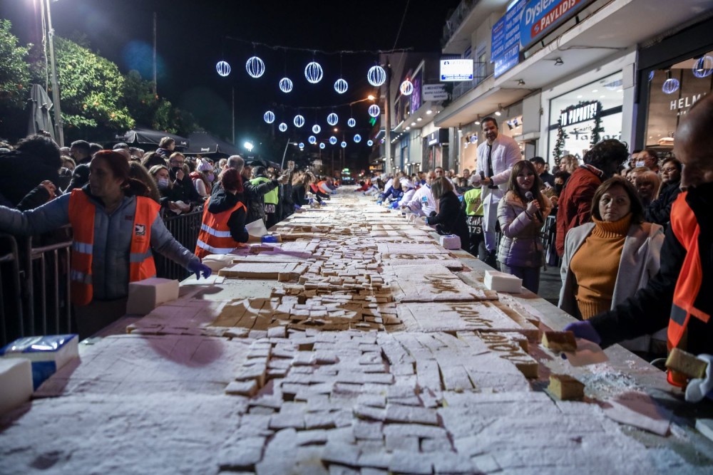 Περιστέρι: βασιλόπιτα για Γκίνες  - Ζυγίζει 10 τόνους και μοιράστηκε σε 70 χιλιάδες κομμάτια