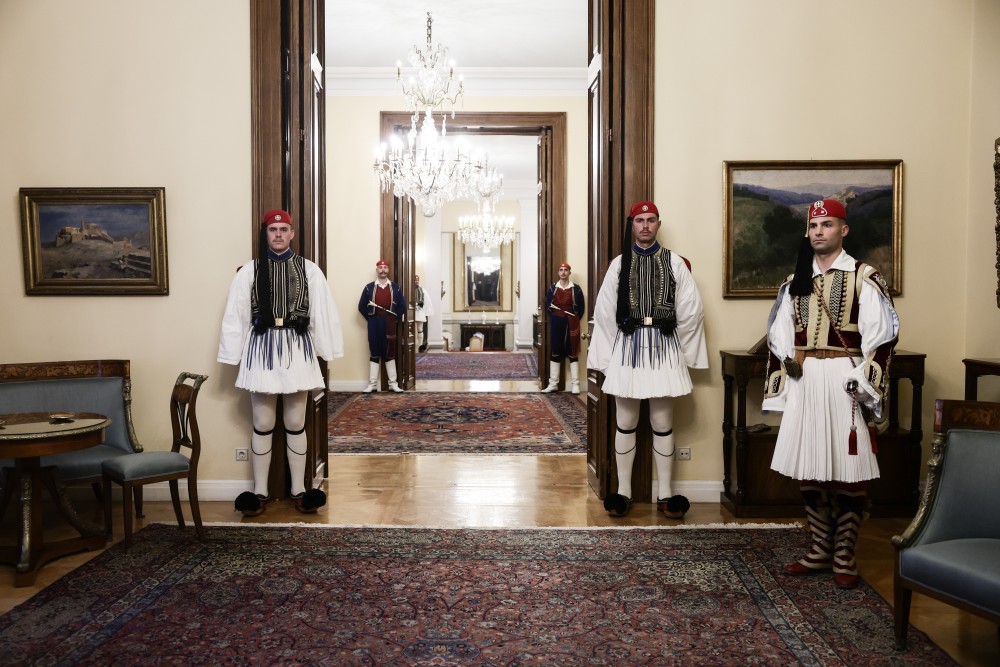 ΠτΔ: η διαχείριση θεσμών, συμβόλων και του όνου η σκιά