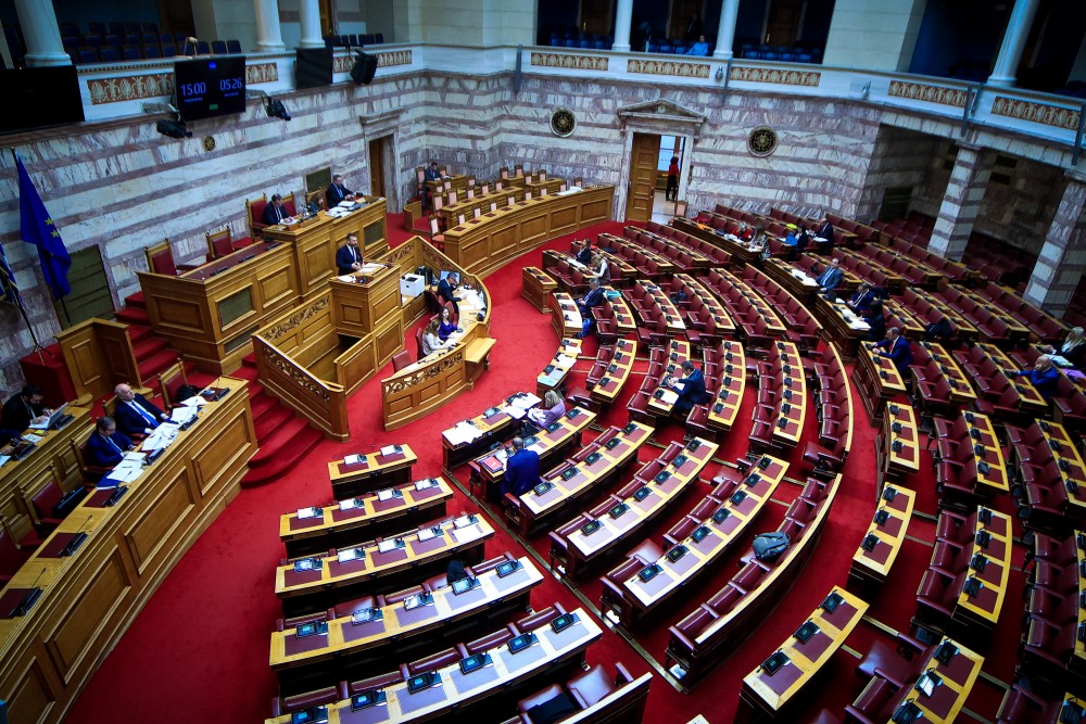 Βουλή: διαξιφισμοί κυβέρνησης - αντιπολίτευσης με φόντο την εκλογή ΠτΔ και μετεκλογικές συνεργασίες