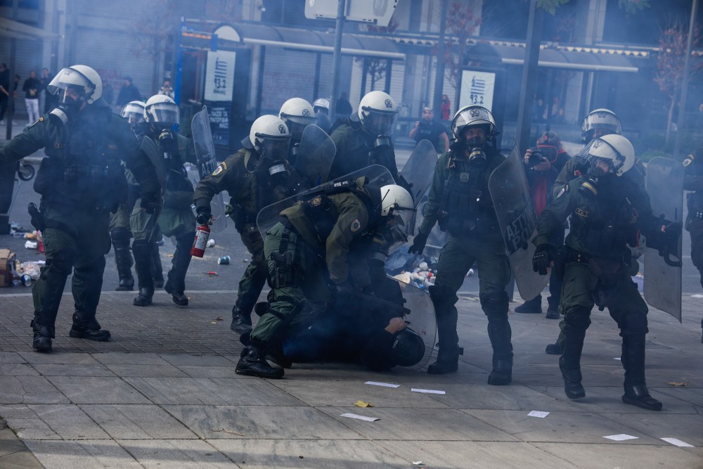 Σύνταγμα: κουκουλοφόροι επιτέθηκαν με μολότοφ στα ΜΑΤ - Μία σύλληψη [εικόνες & βίντεο]