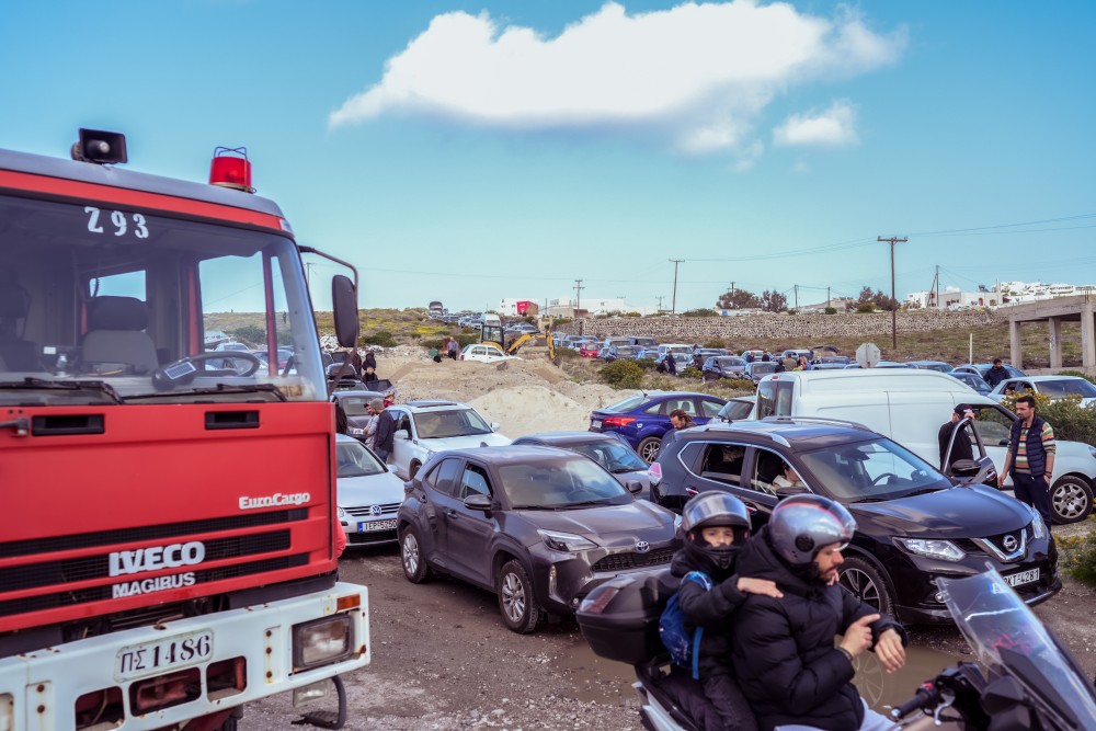 Κύμα φυγής από τη Σαντορίνη - Έκτακτα δρομολόγια πλοίων και αεροπλάνων