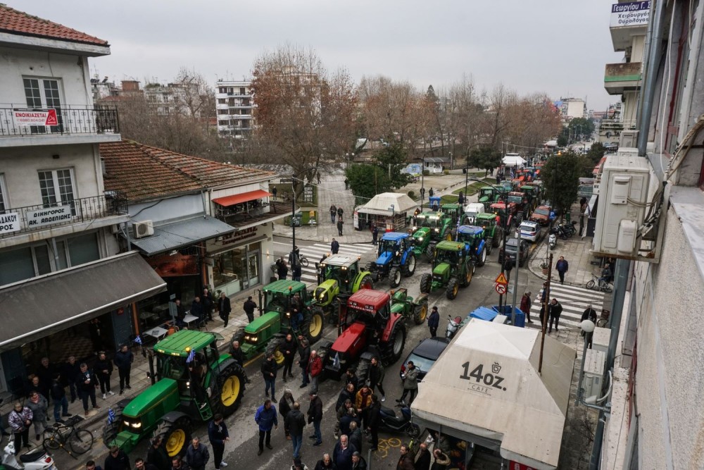 Αγρότες: συμβολικοί αποκλεισμοί σε Γυρτώνη και Καρδίτσα - Τα τρακτέρ αύριο στο κέντρο της Λάρισας