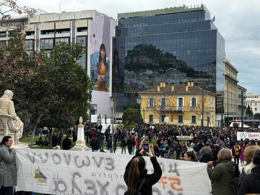 Πρωταγωνιστούν τα Τέμπη στα διεθνή ΜΜΕ  - «Εκατοντάδες χιλιάδες διαδηλωτές»