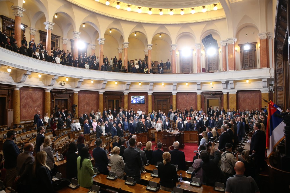 Σερβία: ένταση, αυγά και καπνογόνα στη Βουλή (βίντεο)