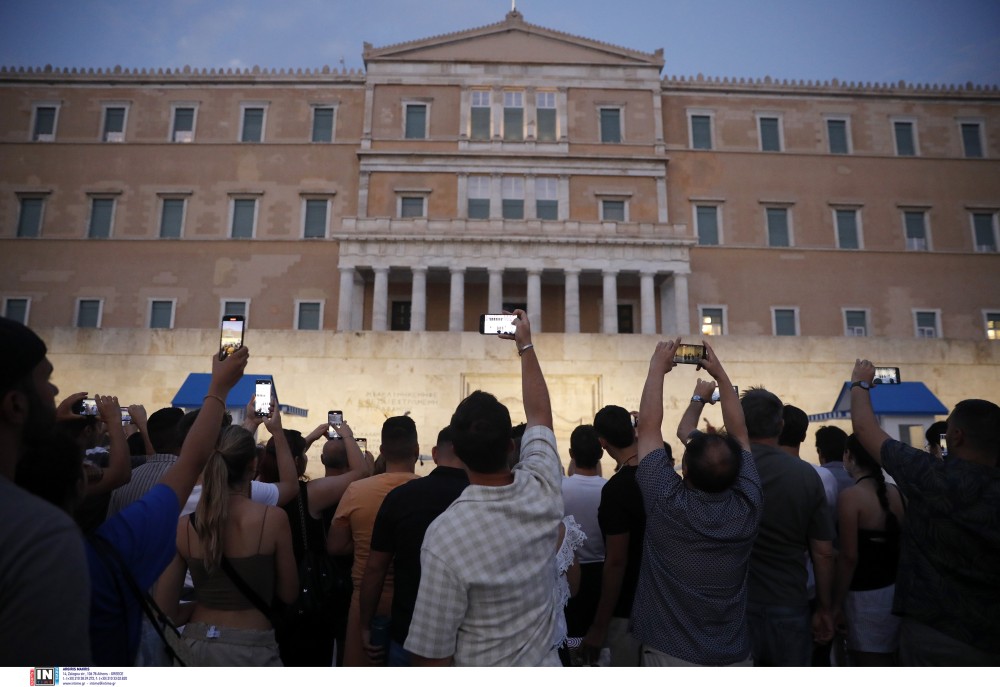 Μια χώρα γεμάτη... μασκαράδες