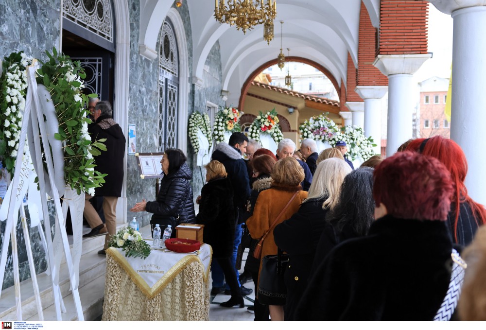 Λάρισα: θλίψη στην κηδεία του Βασίλη Καλογήρου