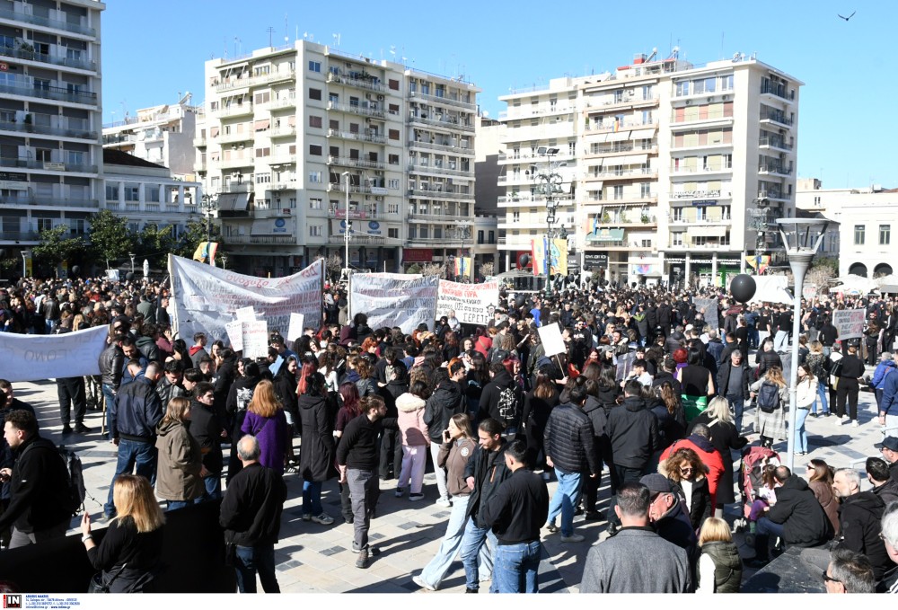 Συγκεντρώσεις για τα Τέμπη: γεμάτη η πλατεία Γεωργίου στην Πάτρα