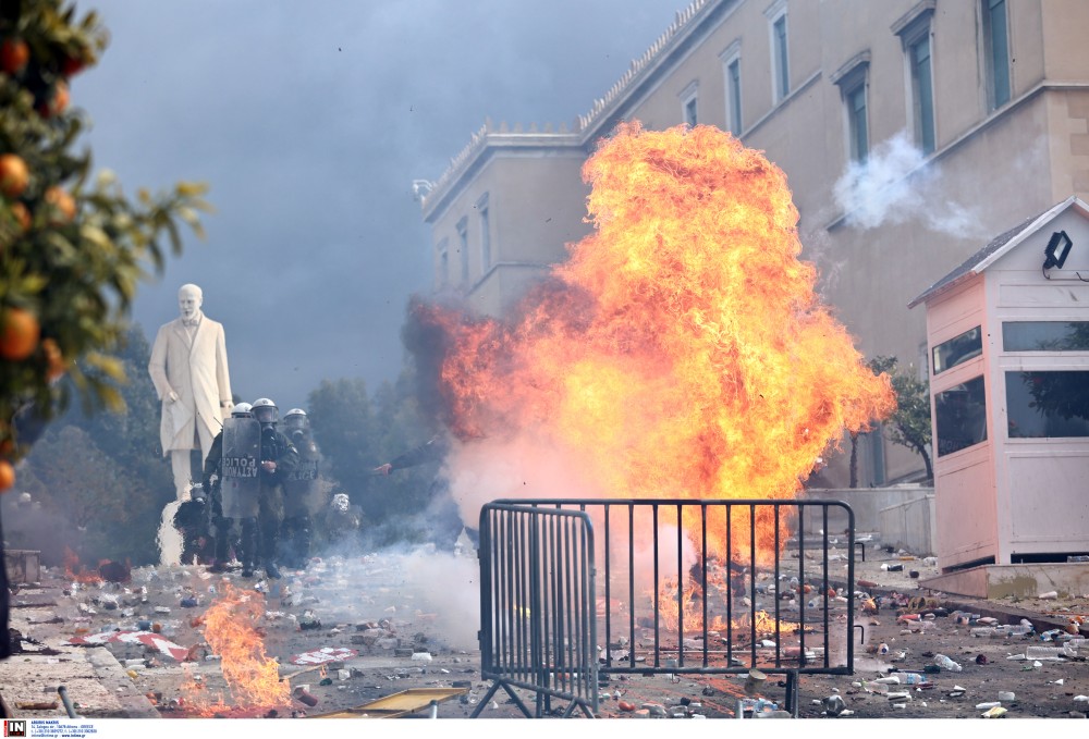 Επεισόδια στο Σύνταγμα - Μπαχαλάκηδες αμαυρώνουν το μεγαλειώδες ειρηνικό συλλαλητήριο (φωτό)