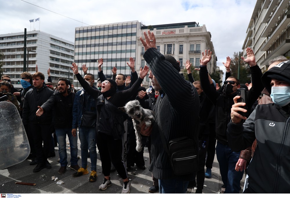 Τέμπη: Συγκινούν μαθητές που επιχειρούν να φτάσουν στο Σύνταγμα με τα χέρια ψηλά (βίντεο)