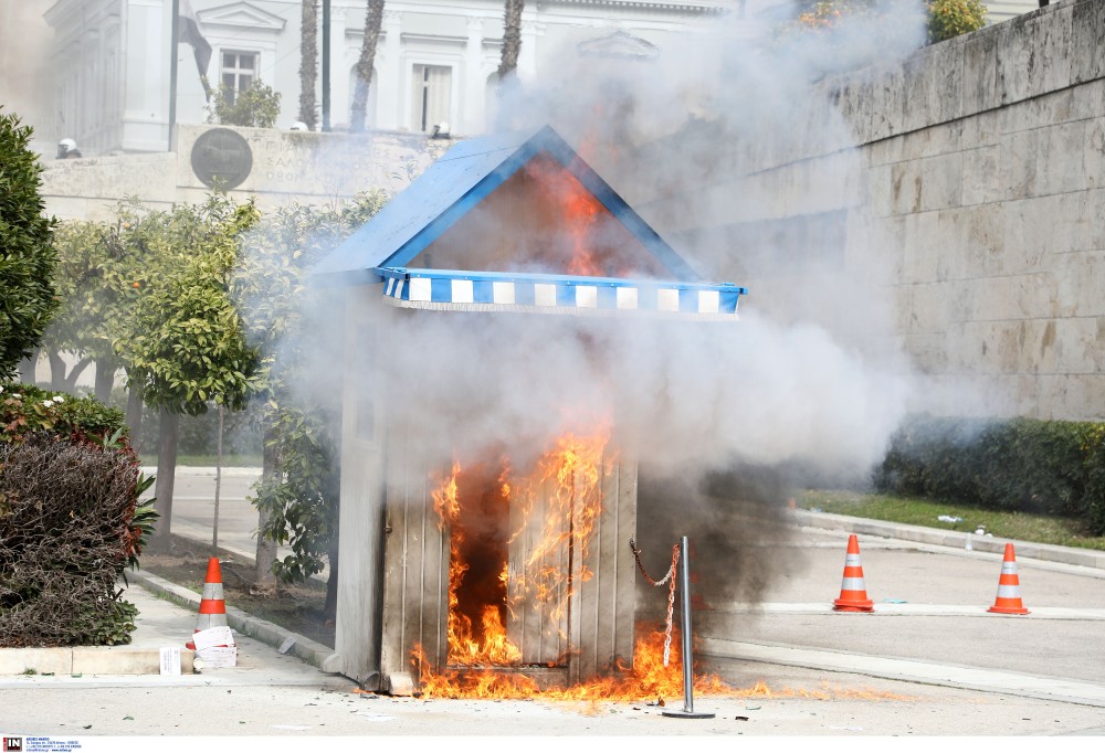 Επεισόδια στο Σύνταγμα: οι Εύζωνες βρήκαν καταφύγιο στη Βουλή (βίντεο)