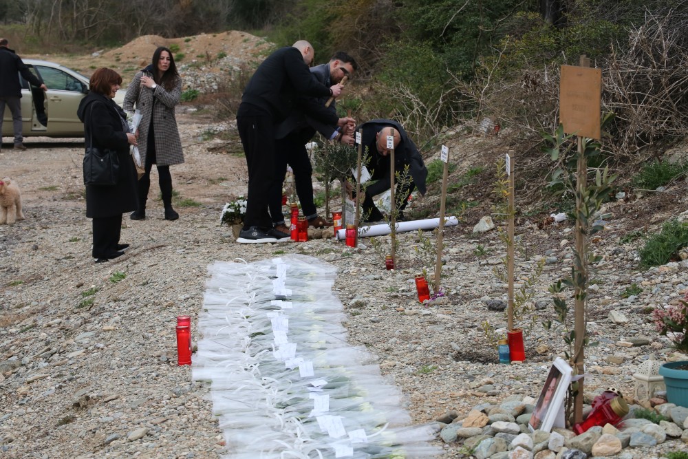 Τέμπη: στο σημείο της τραγωδίας συγγενείς των θυμάτων