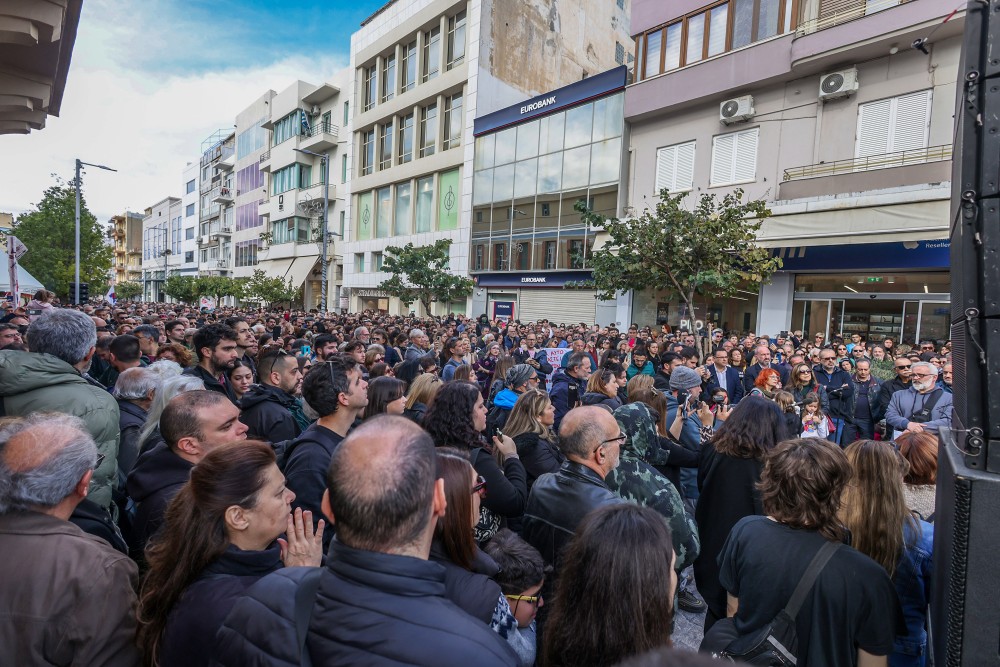 Ηράκλειο Κρήτης: πλήθος κόσμου στην πλατεία Ελευθερίας για τα Τέμπη