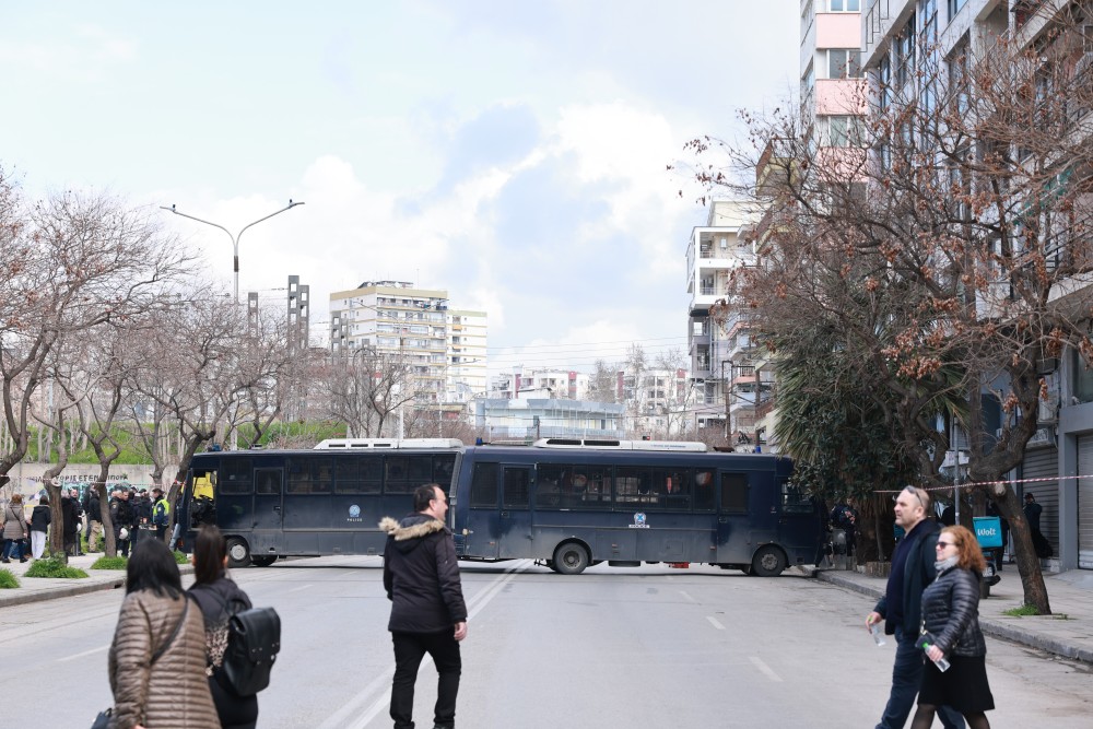 Θεσσαλονίκη: Ένταση με μολότοφ μετά το τέλος της πορείας για τα Τέμπη