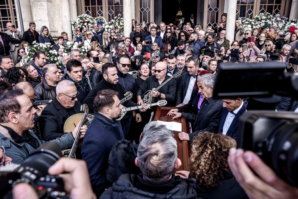 Πλήθος κόσμου αποχαιρέτισε τον Μανώλη Λιδάκη: στο Ηράκλειο Κρήτης η κηδεία