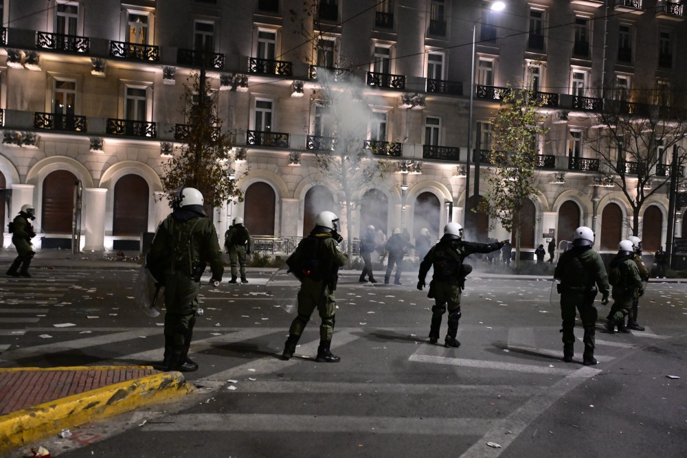 Επεισόδια στο Σύνταγμα: Δίωξη για πλημμελήματα σε 11 - Παραμένουν κρατούμενοι