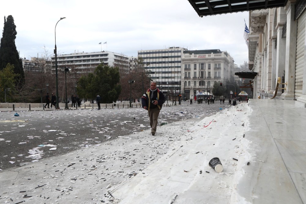 Σύνταγμα: μηχανήματα απομακρύνουν τις πέτρες, ενώ παραμένουν ομάδες ακροαριστερών και μπαχαλάκηδων