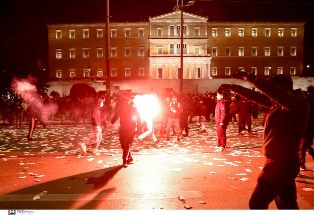 Πεδίο μάχης το Σύνταγμα - Μολότοφ, προσαγωγές, συλλήψεις και τραυματίες