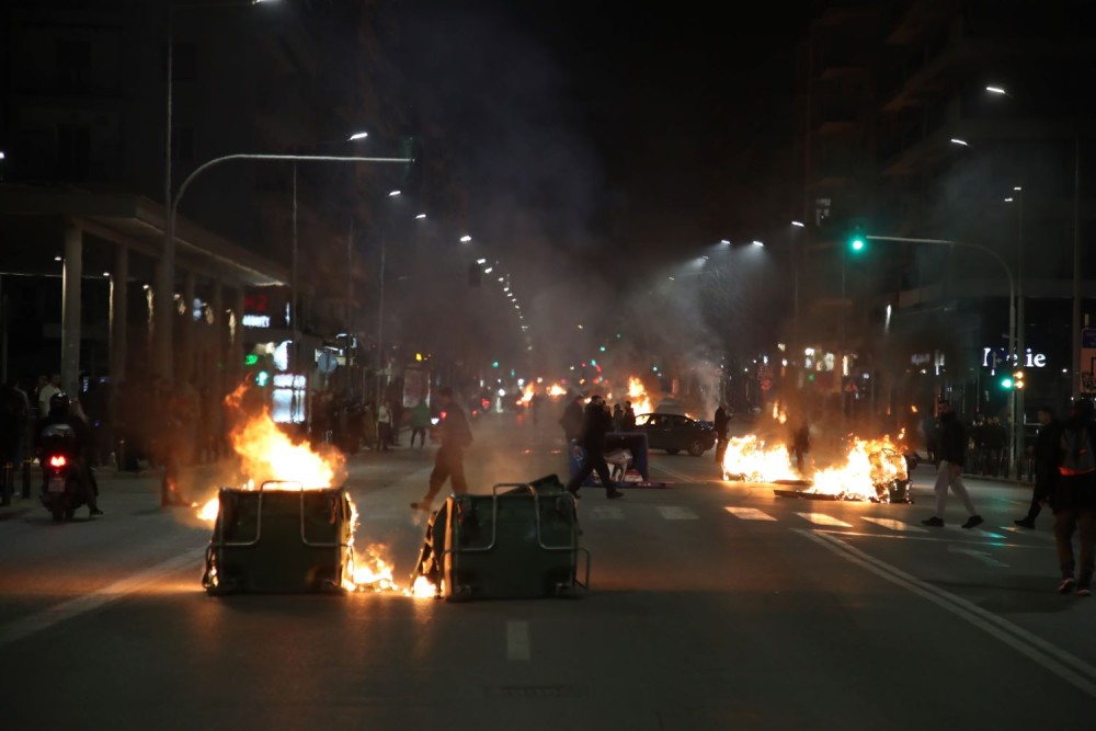 Επεισόδια στη Θεσσαλονίκη μετά την πορεία για τα Τέμπη