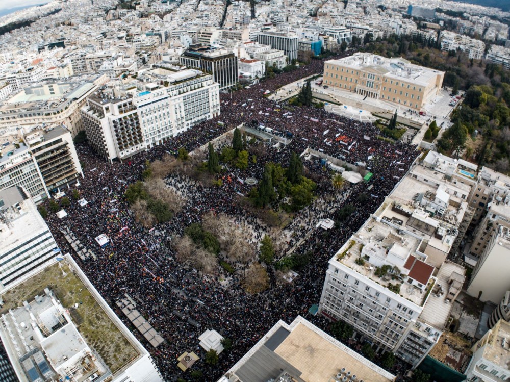 Τέμπη: «λαοθάλασσα» στις πλατείες - Αντιεξουσιαστές και χουλιγκάνοι αμαύρωσαν τις συγκεντρώσεις