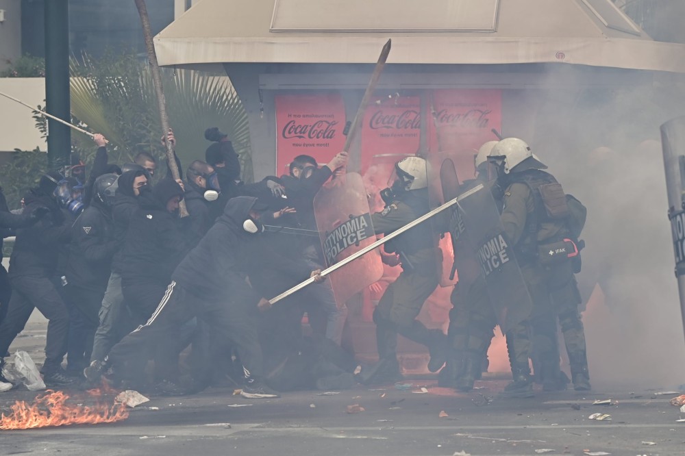 Επεισόδια στο Σύνταγμα - Μπαχαλάκηδες αμαυρώνουν το μεγαλειώδες ειρηνικό συλλαλητήριο (φωτό)