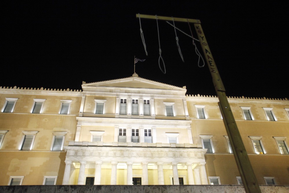 Η «οργισμένη» κοινωνία και η «Σαγήνη του Αλλόκοτου»